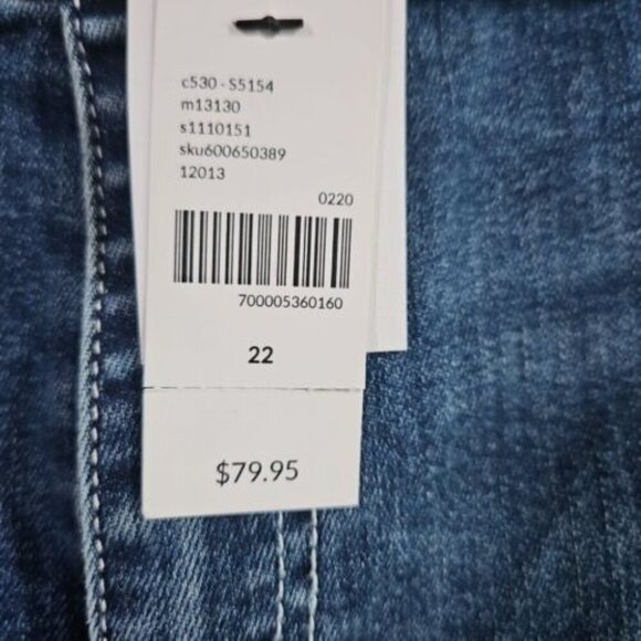 Lane Bryant Jeans 22 Girlfriend Crop Mid-rise Flex Magic Blue Stretch Denim NWT - Picture 3 of 16